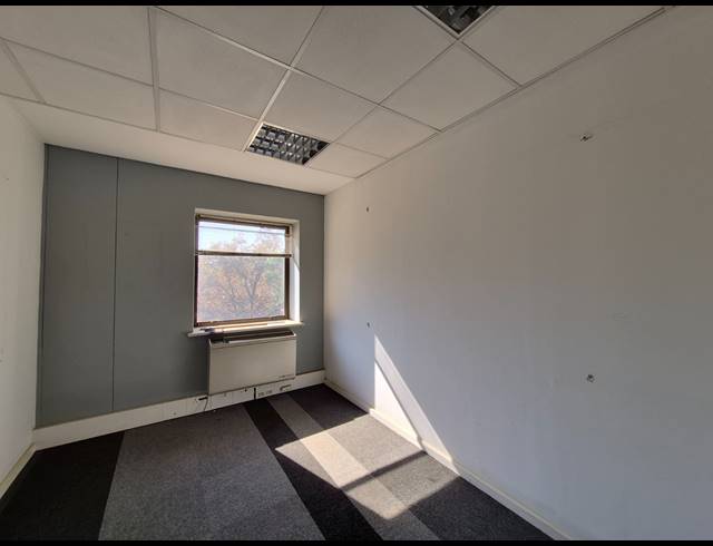 1,099M² OFFICE TO LET IN HYDE PARK